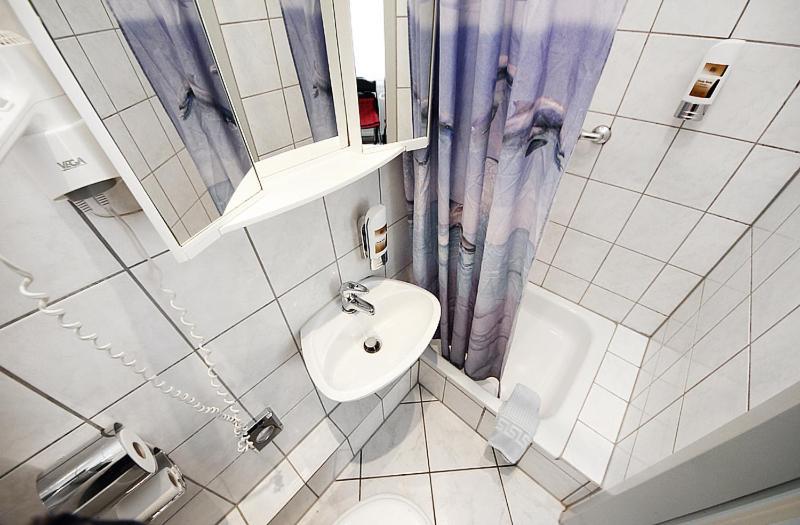 ホテル シティ ペンション シュトロホ II ケルン 部屋 写真